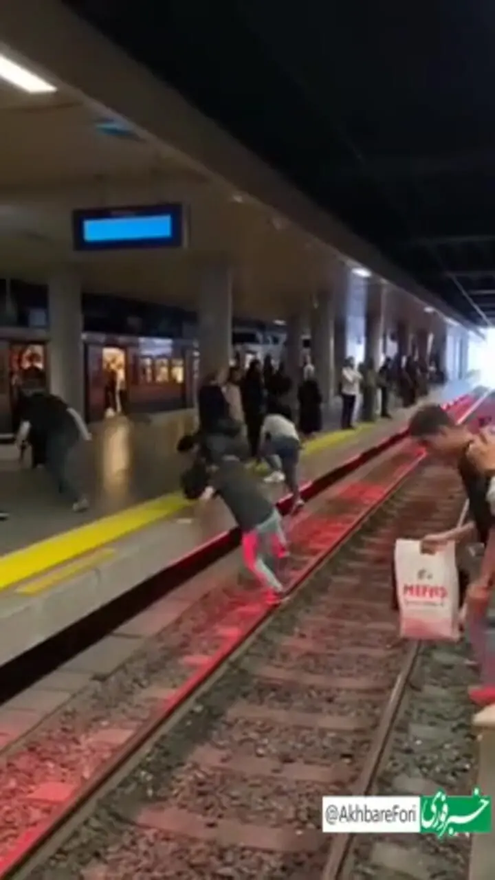 (ویدئو) رفتار عجیب و خطرناک مسافران در مترو ترکیه