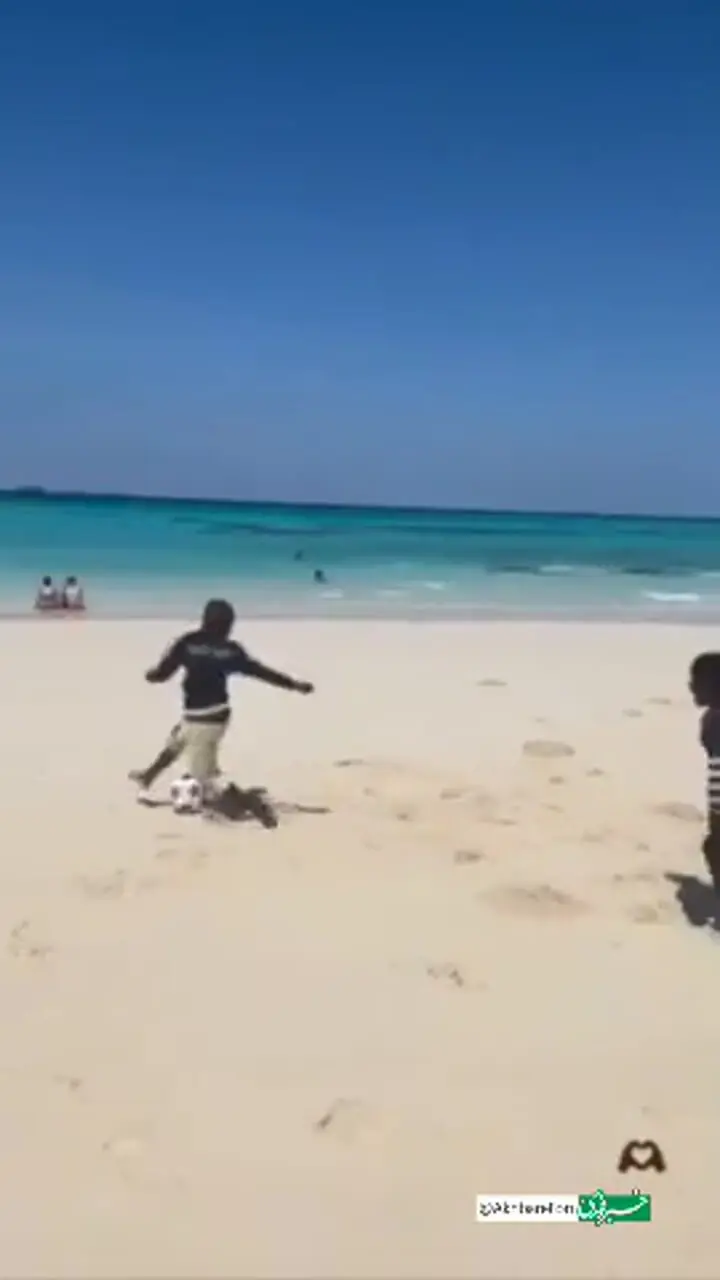 (ویدئو) فوتبال بازی کردن کوین یامگا با کودکان در ساحل 