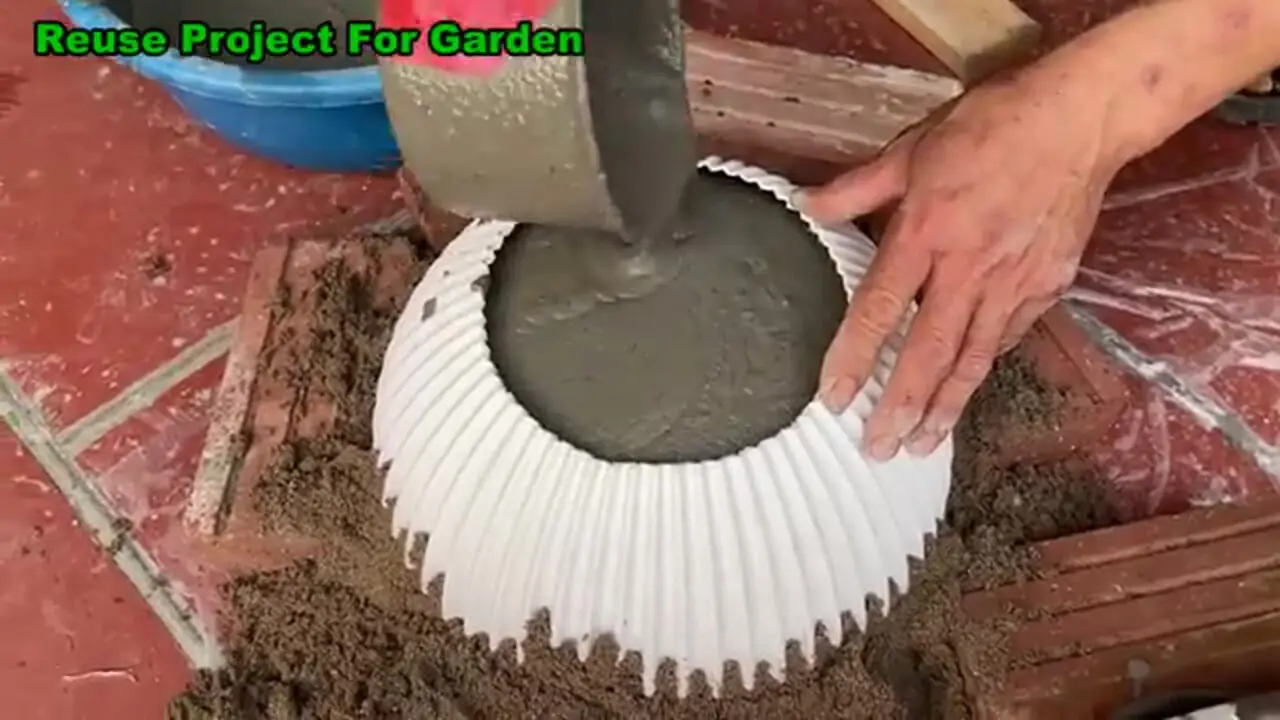 (ویدئو) یک ترفند ساده برای ساخت گلدان سیمانی با کمک گلدان پلاستیکی 