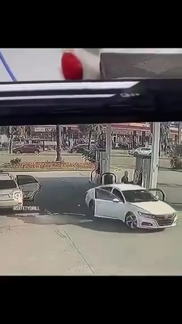 (ویدئو) تکنیک شوکه‌کننده سارقین برای سرقت یک خودرو در پمپ بنزین!