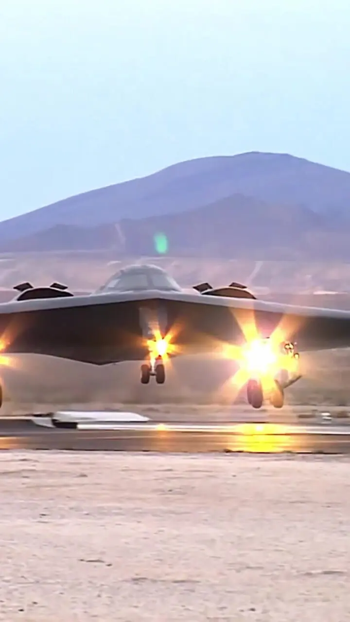 (ویدئو)‌ فرود غول پنهان: B-2 Spirit در پایگاه هوایی نلیس به زمین نشست