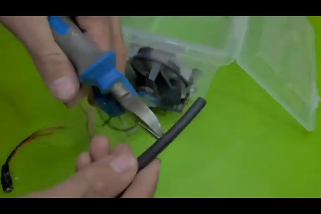 (ویدئو) آموزش ساخت یخچال 12 ولتی برای ماشین
