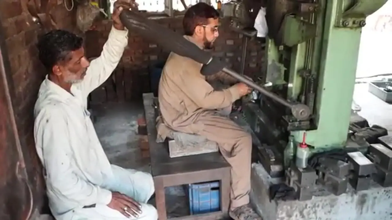 (ویدئو) فرآیند تولید انبوه قاشق با فولاد ضد زنگ در یک کارخانه پاکستانی