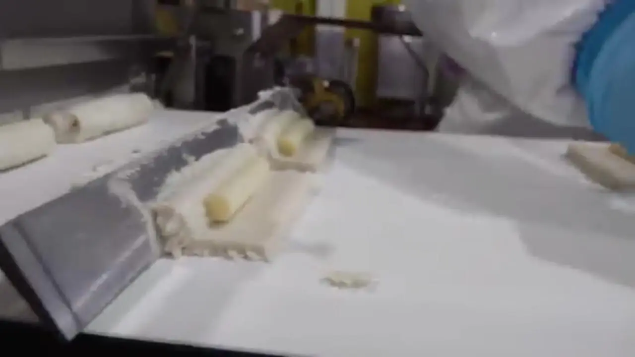 (ویدئو) مراحل پخت و بسته بندی کیک محبوب سئولی ها در یک کارخانه کره ای