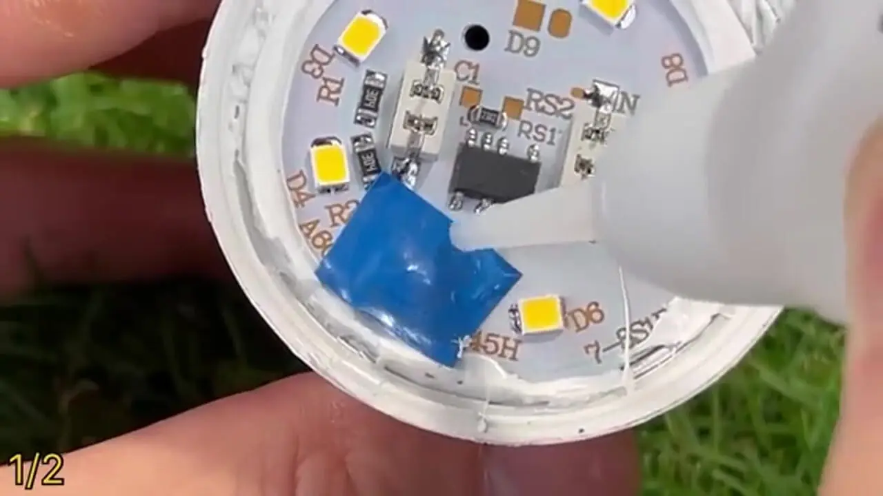 (ویدئو) نحوه تعمیر لامپ LED با کمک چسب مایع!
