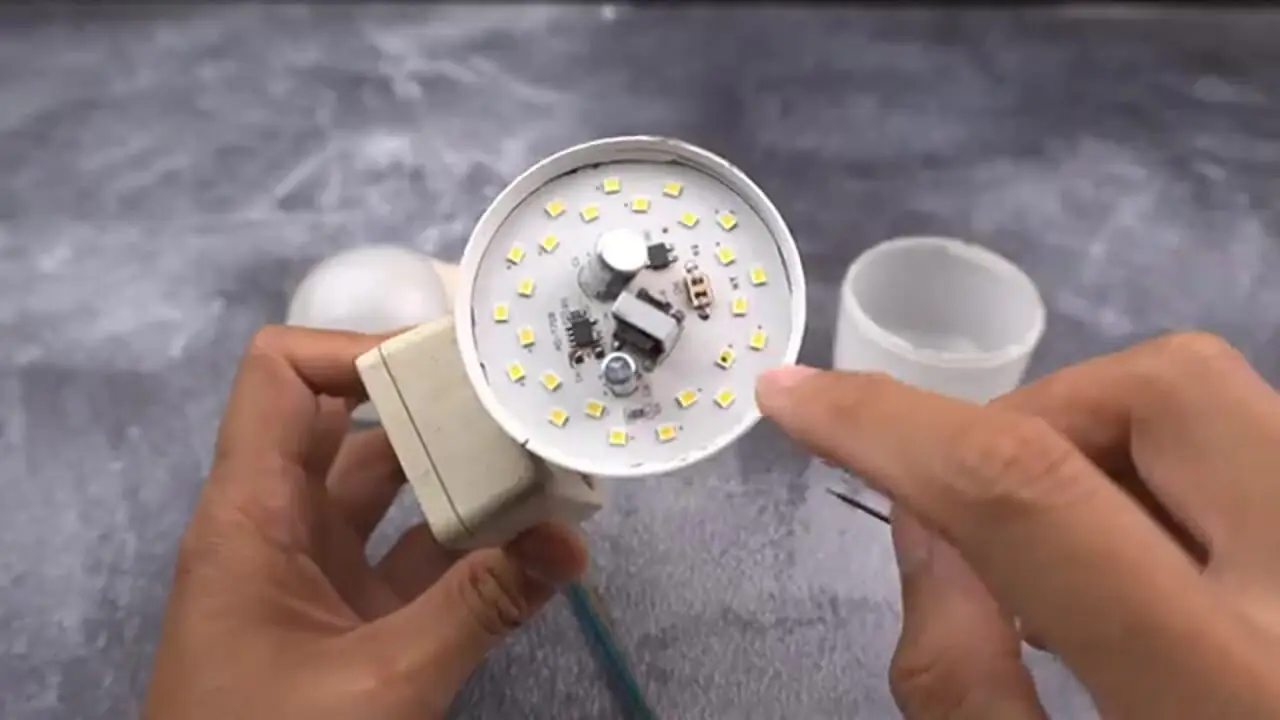 (ویدئو) یک ترفند برای تعمیر لامپ LED با کمک یک کلید!