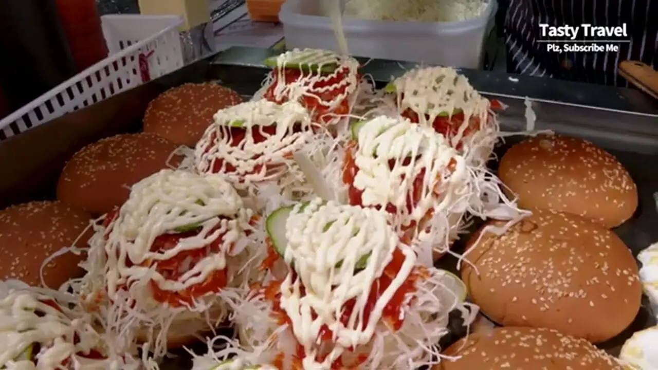 ببینید؛ غذای خیابانی در کره؛ برگر با تخم مرغ و پنیر و نان تست در سئول