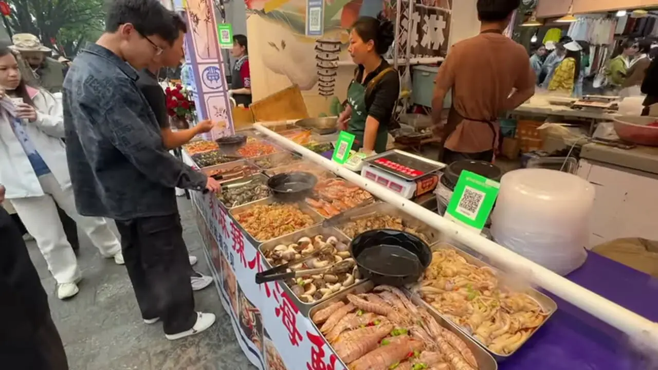 ببینید؛ غذای خیابانی در چین؛ پخت مرغ زعفرانی، کیک ذرت، غذاهای دریایی، نودل سیب زمینی و ... در یون نان