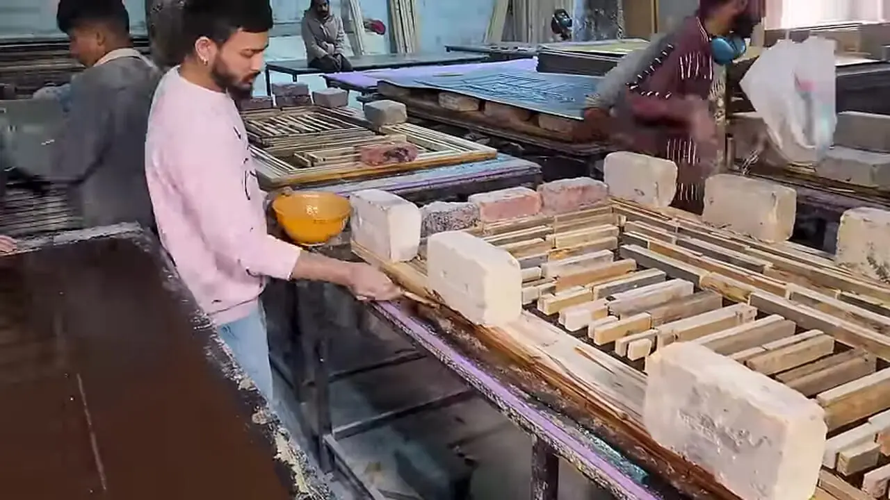 ببینید؛ مراحل دیدنی ساخت در فایبرگلاس در یک کارخانه پاکستانی