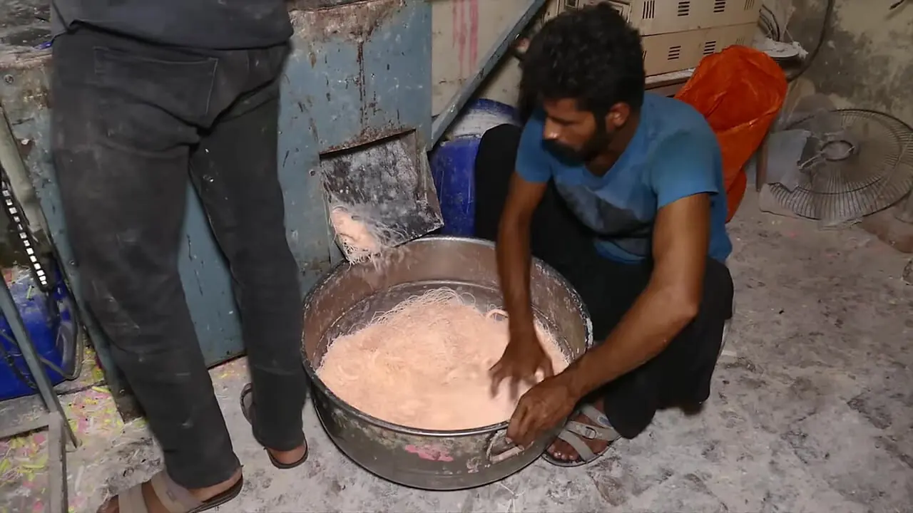 ببینید؛ روش سنتی ساخت هزاران صابون در یک کارگاه در پاکستان