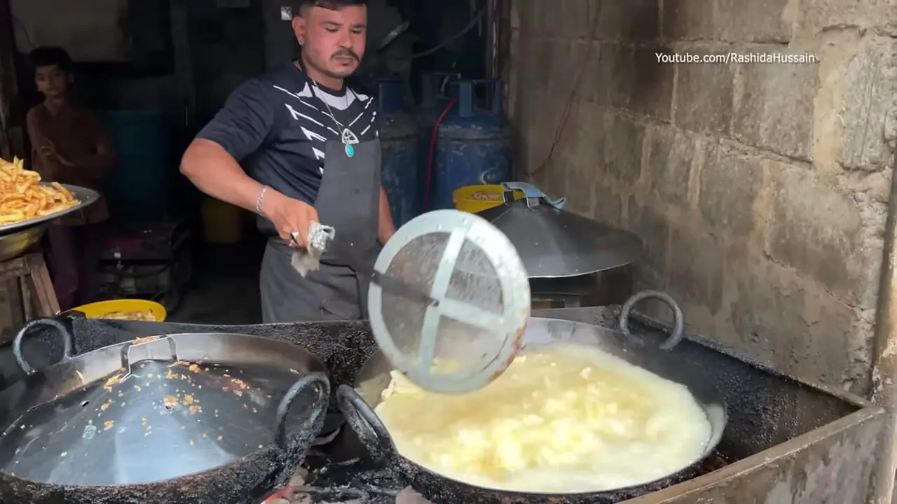 ببینید؛ غذای خیابانی در پاکستان؛ محبوب ترین سیب زمینی سرخ کرده در کراچی