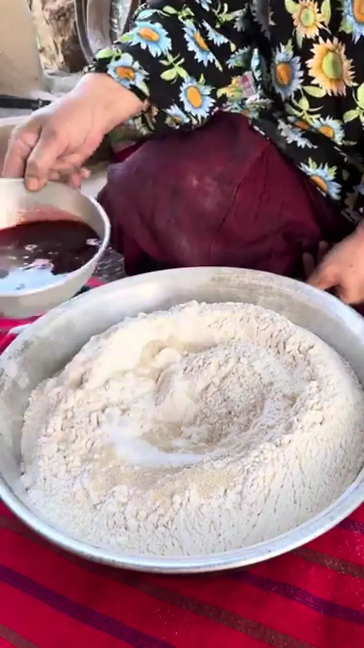 ببینید؛ غذای روستایی در ایران؛ چیدن توت فرنگی و تهیه نان سنتی با آن ها