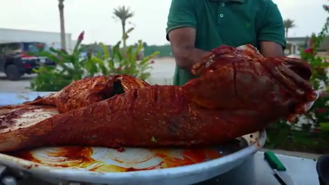 ببییند؛ غذای خیابانی در مالزی؛ پخت مندی ماهی کپور توسط آشپز قطری در کوالالامپور