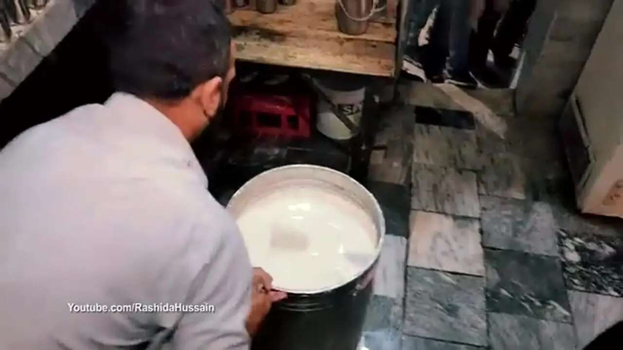 ببینید؛ غذای خیابانی در پاکستان؛ نحوه تهیه لاسی، نوشیدنی محبوب لاهوری ها