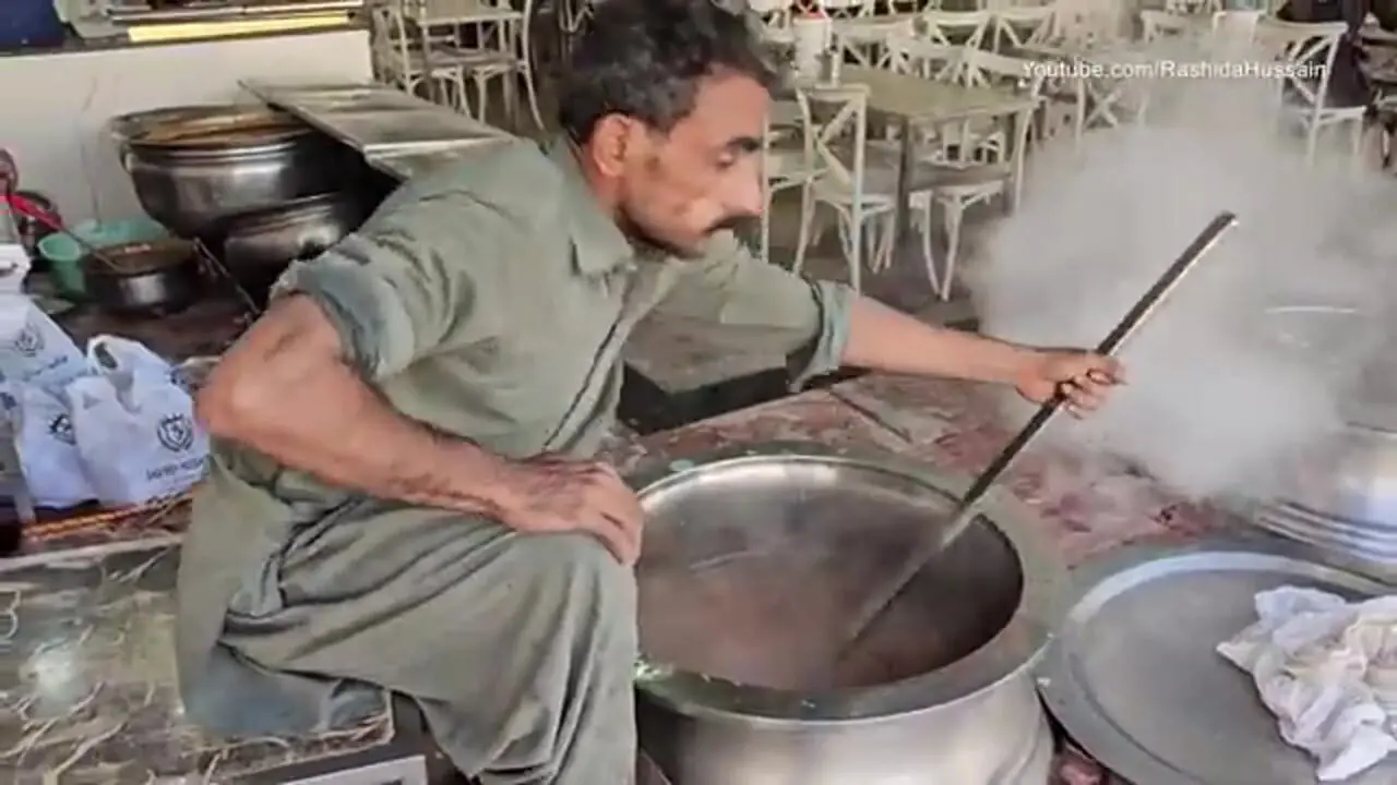 ببینید؛ غذای خیابانی در پاکستان؛ پخت نهاری محبوب با مغز استخوان گاو در کراچی