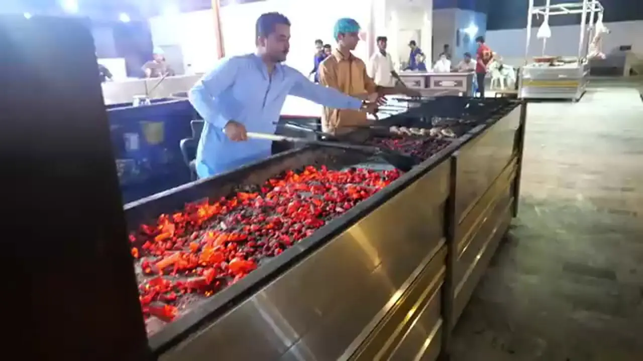 ببینید؛ غذای خیابانی در پاکستان؛ دنده کباب بز و خورشت کاری بره در کراچی