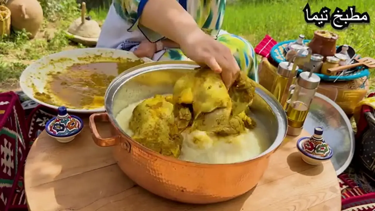 ببینید؛ غذای روستایی در مراکش؛ پخت یک غذای با مرغ در طبیعت