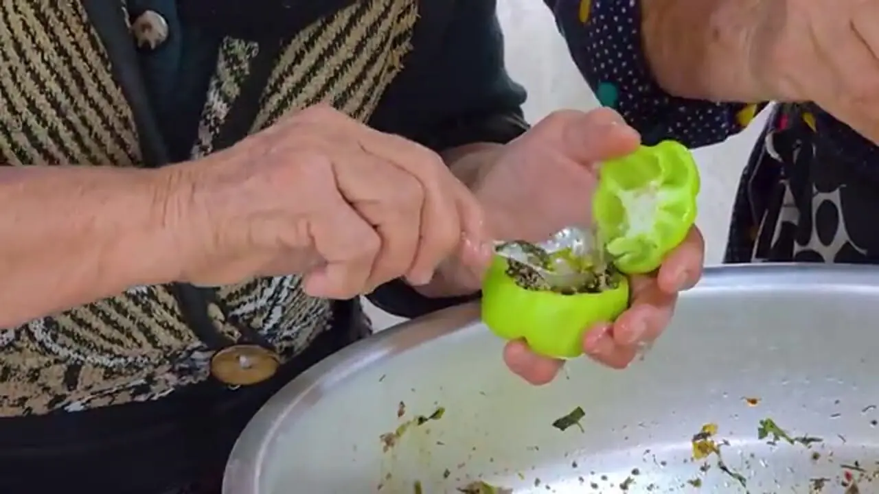 ببینید؛ غذای روستایی در آذربایجان؛ پخت دلمه بادمجان، فلفل دلمه ای و گوجه
