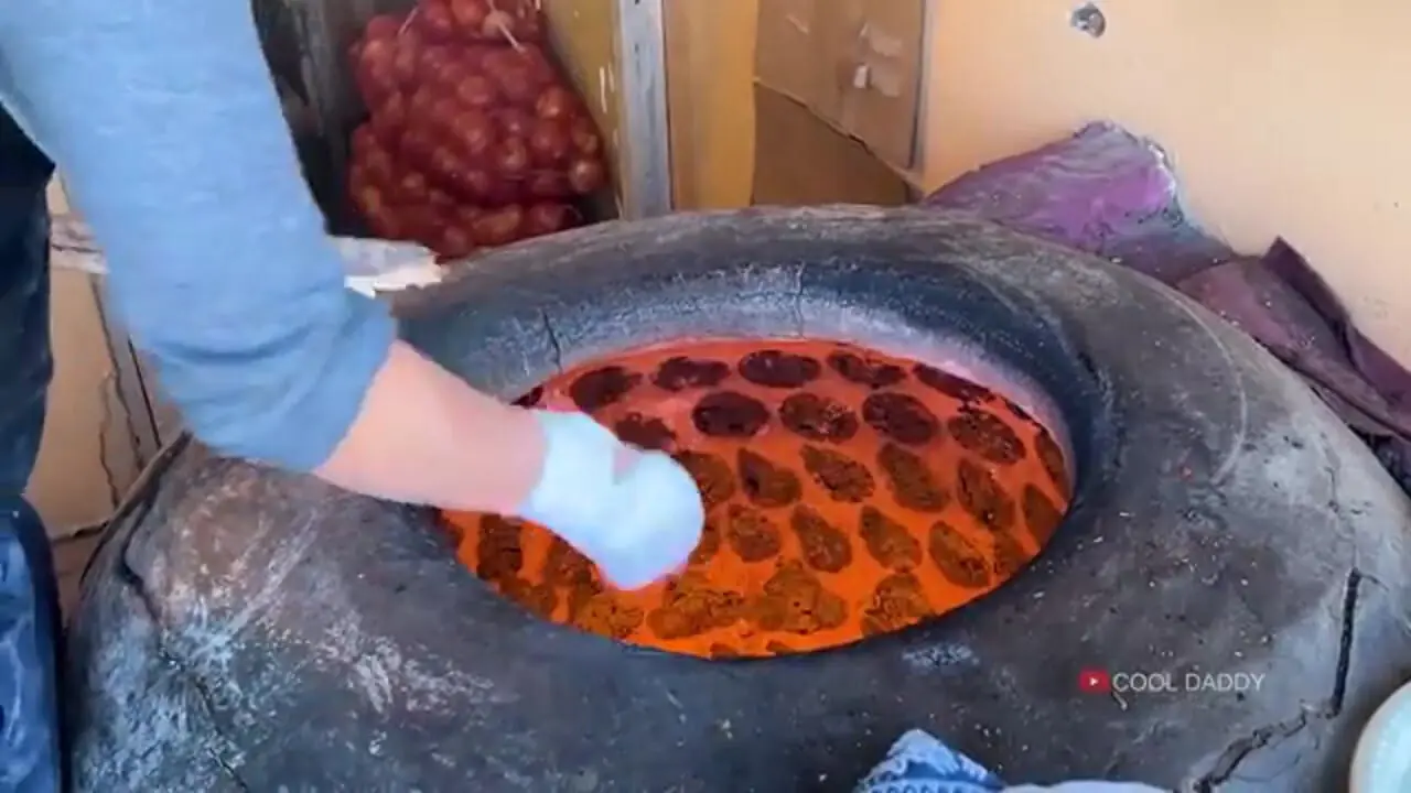 ببینید؛ غذای خیابانی در ازبکستان؛ پخت نان تنوری، کایماک صبحانه و کله پاچه در کوکند