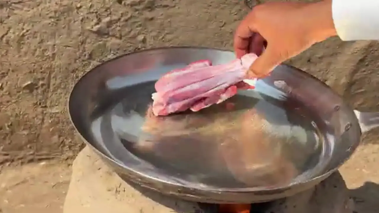 ببینید؛ غذای روستایی در پاکستان؛ پخت خوراک گوشت به روش آشپز مشهور