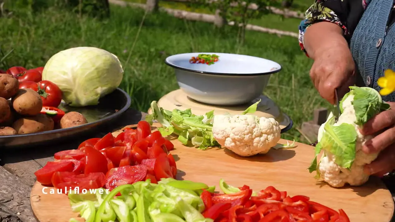 ببینید؛ غذای روستایی در آذربایجان؛ پخت یک خورشت باکویی با گوشت و سبزیجات در طبیعت