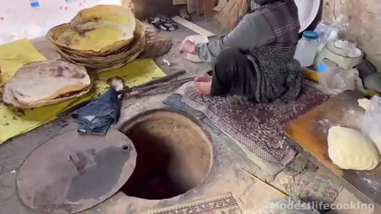 ببینید؛ غذای روستایی در ایران؛ پخت نان گرده سنتی توسط دو مادر بزرگ