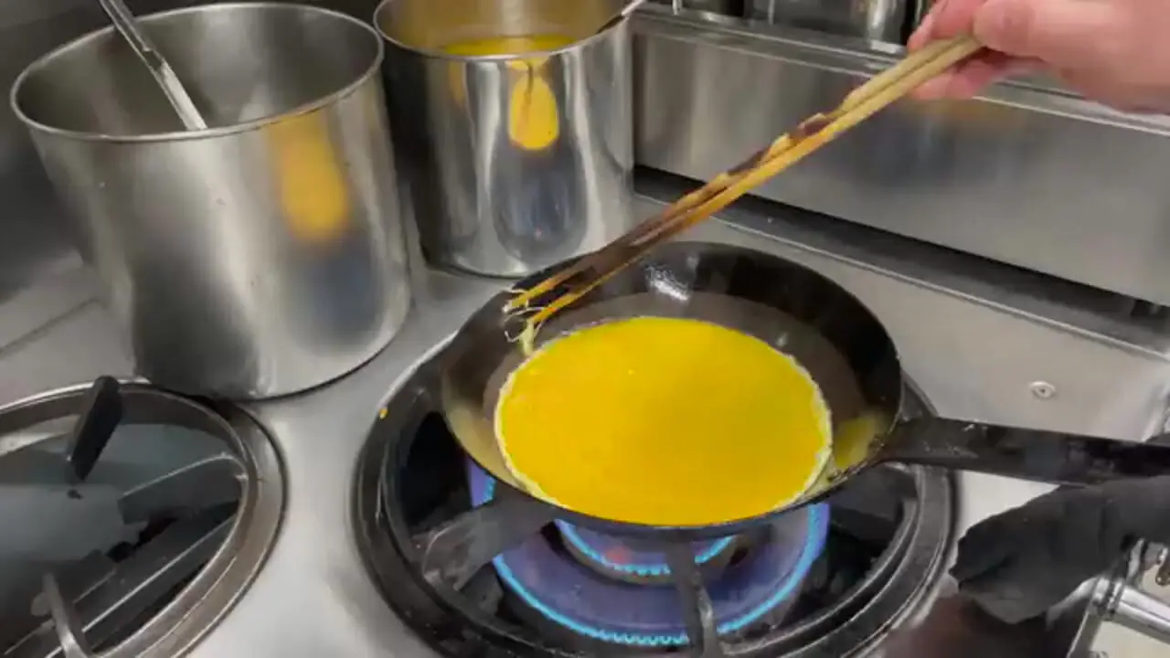 ببینید؛ غذای خیابانی در ژاپن؛ پخت انواع غذا با تخم مرغ و برنج