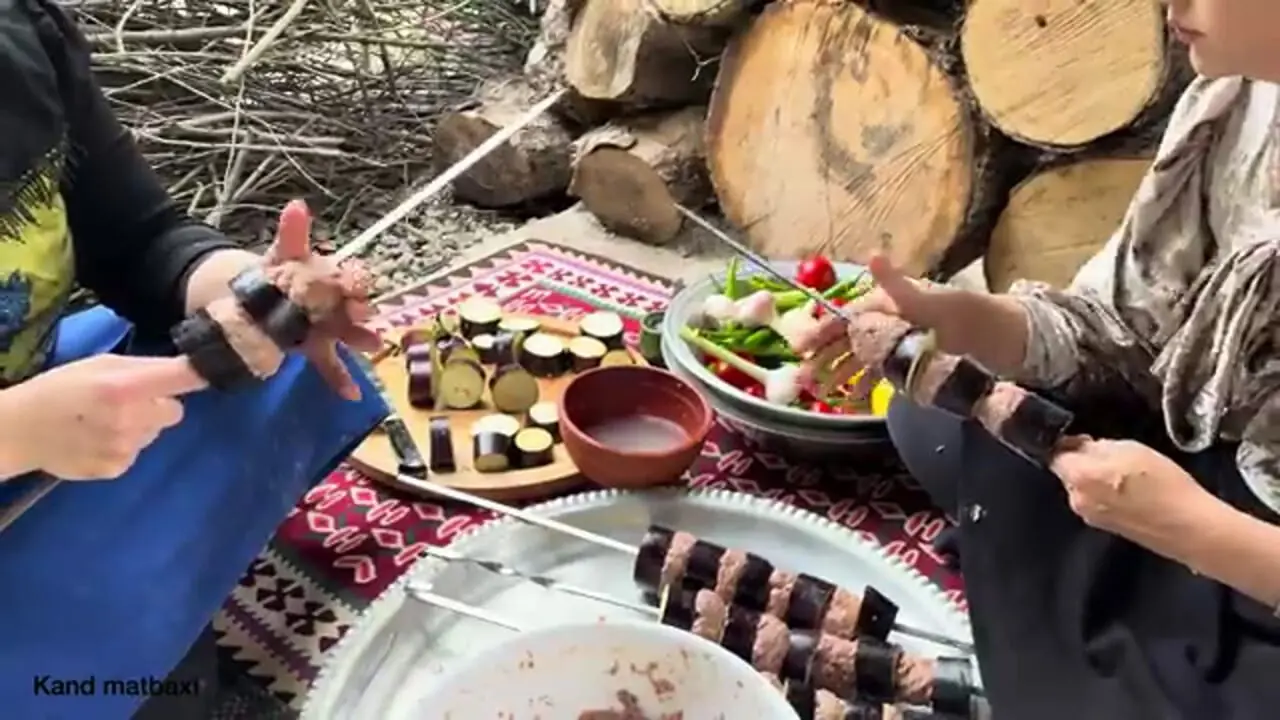 ببینید؛ غذای روستایی در گیلان؛ کباب کوبیده و بادمجان و پخت نان تازه در طبیعت