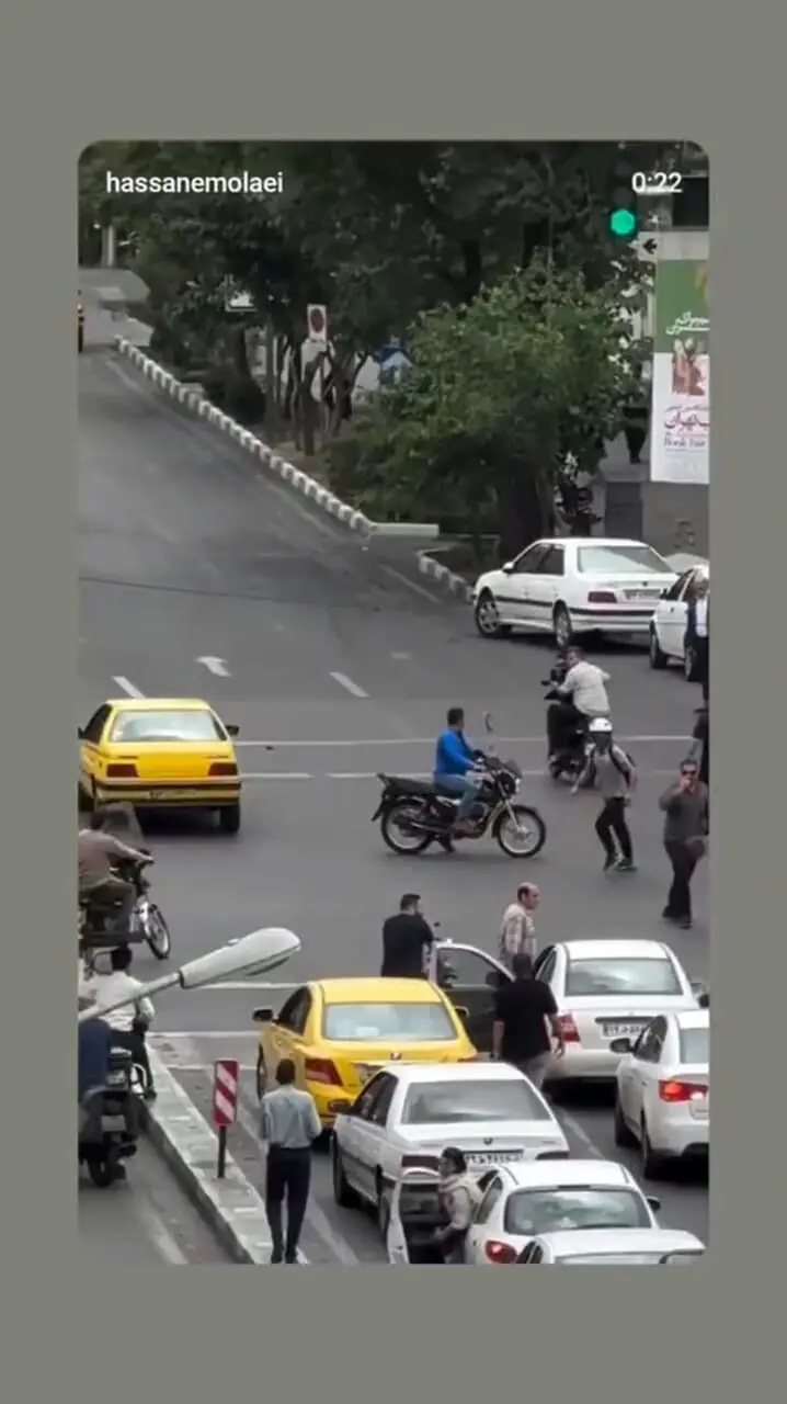 ببینید؛ لحظه دستگیری دزد موتور سوار توسط مردم پشت چراغ قرمز!