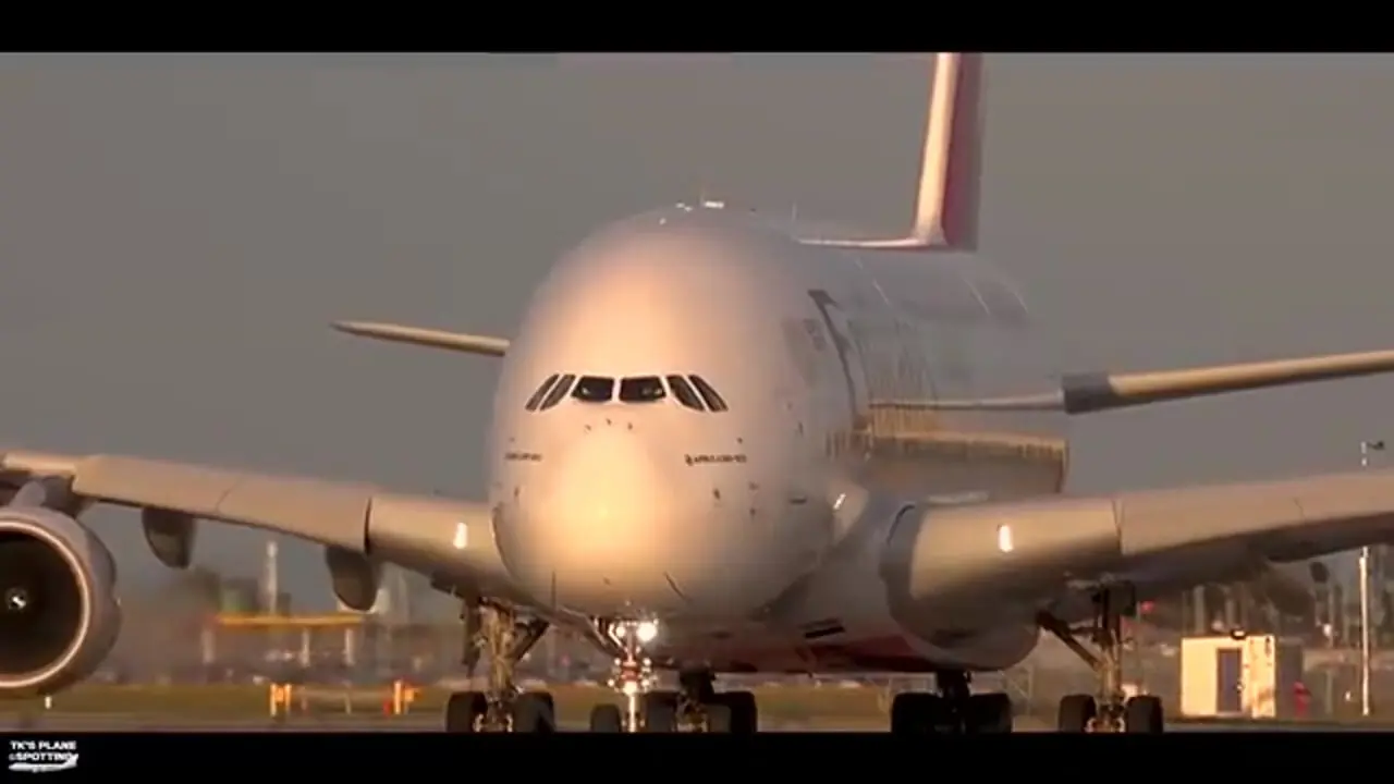 ببینید؛ لحظه تیک آف هواپیمای ایرباس A380 امارات؛ بزرگترین هواپیمای جهان