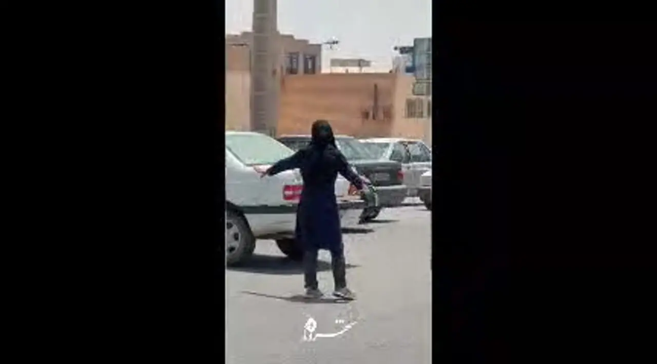 ببینید؛ اقدام بی‌نظیر زن سیرجانی وسط چهارراه بعد از قطع برق!