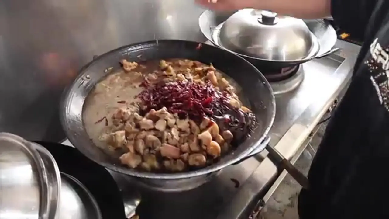 ببینید؛ غذای خیابانی در مالزی؛ مرغ کبابی روی زغال در کوالالامپور