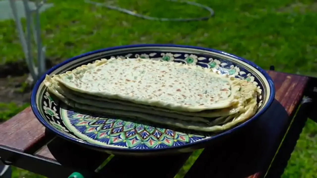 ببینید؛ غذای روستایی در داغستان؛ پخت کُتاب (Kutab) با سبزیجات بهاری