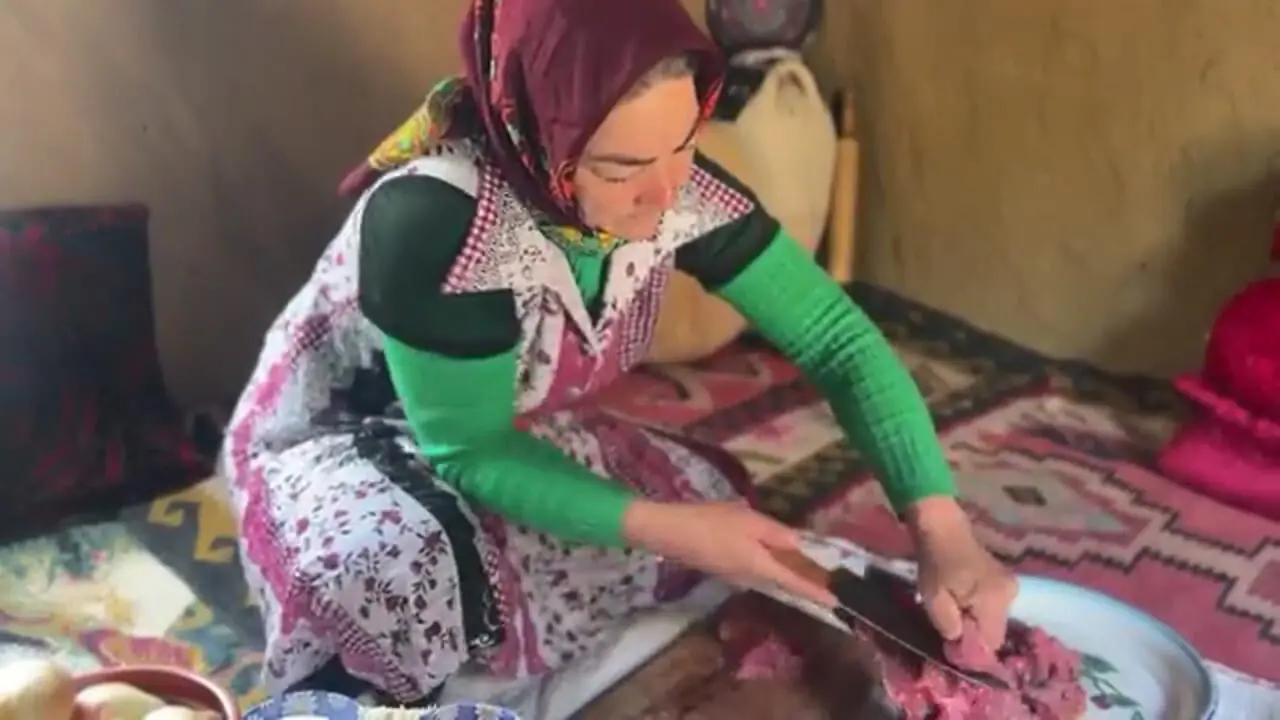 ببینید؛ غذای روستایی در گیلان؛ پخت واوایشکا با جگر گاو و تهیه دمنوش وحشی