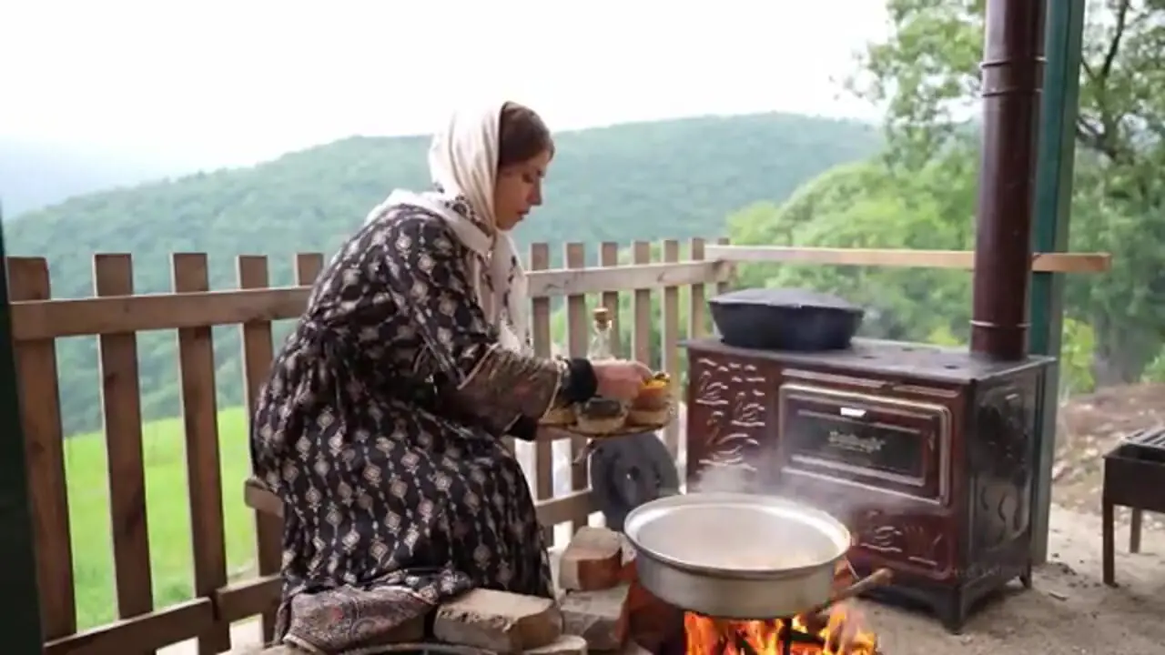 ببینید؛ غذای روستایی در گیلان؛ پخت مرغ شکم پر در تنور
