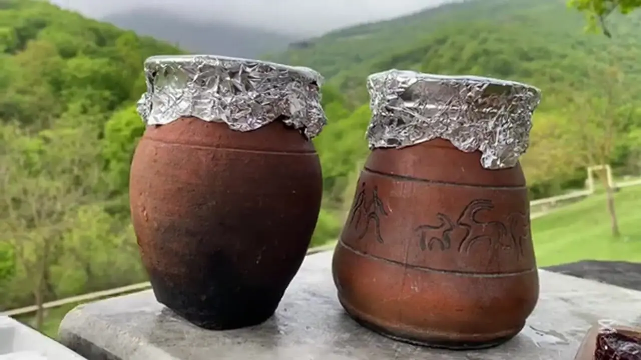ببینید؛ غذای روستایی در آذربایجان؛ پخت پیتی، آبگوشت سنتی در دیگ سفالی