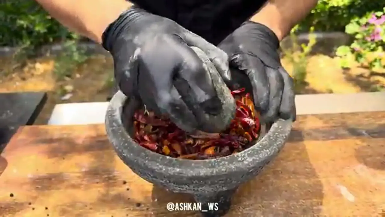 ببینید؛ غذای خیابانی در ایران؛ پخت چلو مرغ برای ۱۰۰ نفر