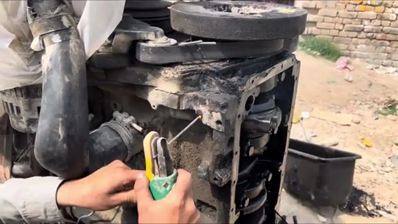 ببینید؛ مراحل دیدنی تعمیر لاستیک و موتور یک لودر در کارگاهی در پاکستان