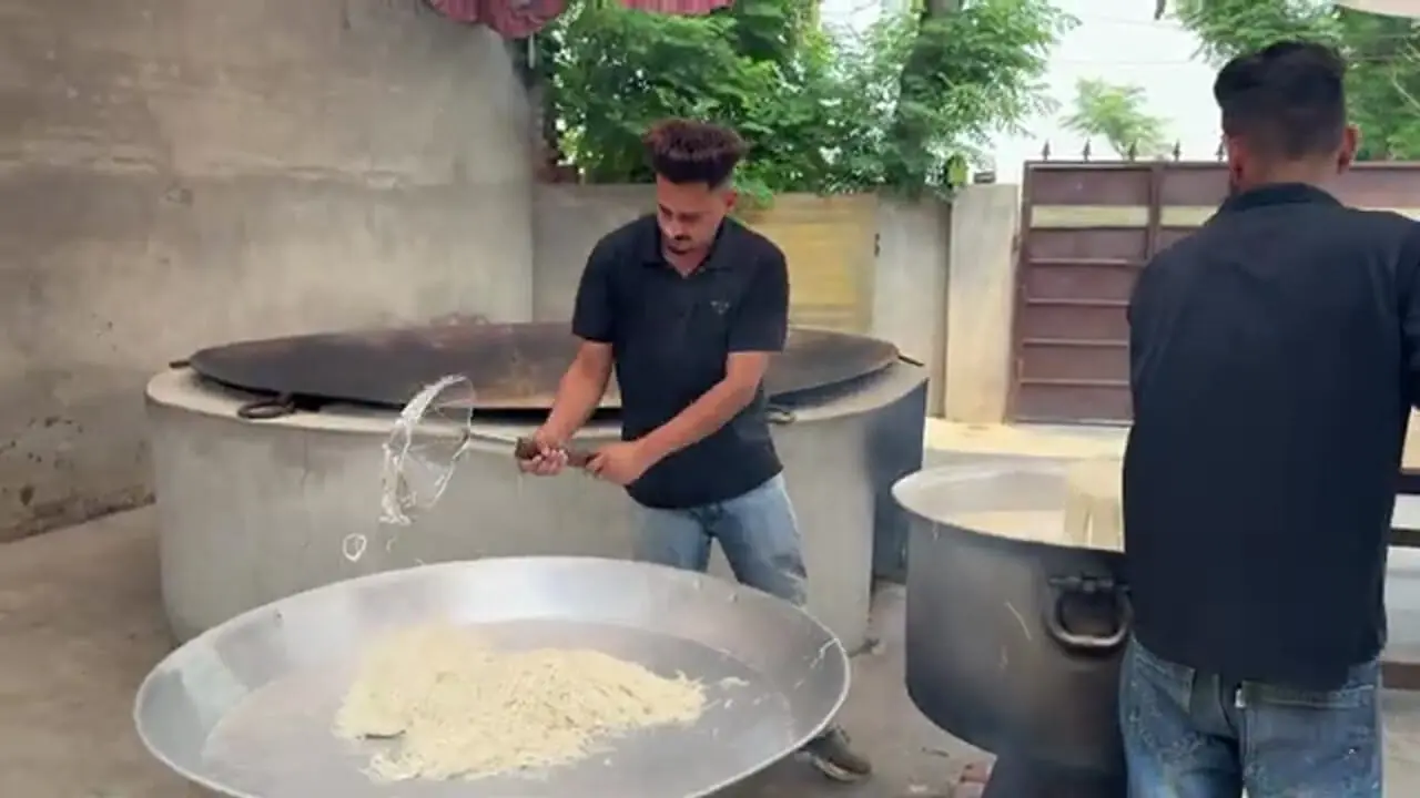 ببینید؛ غذای روستایی در هند؛ پخت نودل تند با سبزیجات توسط مادر بزرگ روستایی