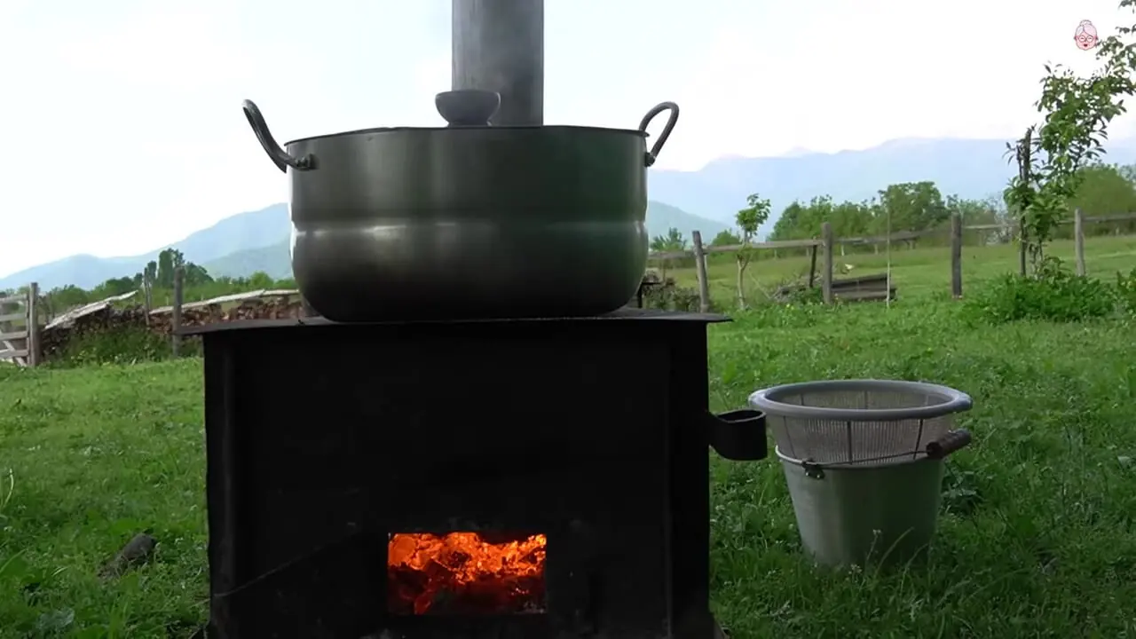 ببینید؛ غذای روستایی در آذربایجان؛ کاشت زعفران، پخت خوراک مرغ و کیک