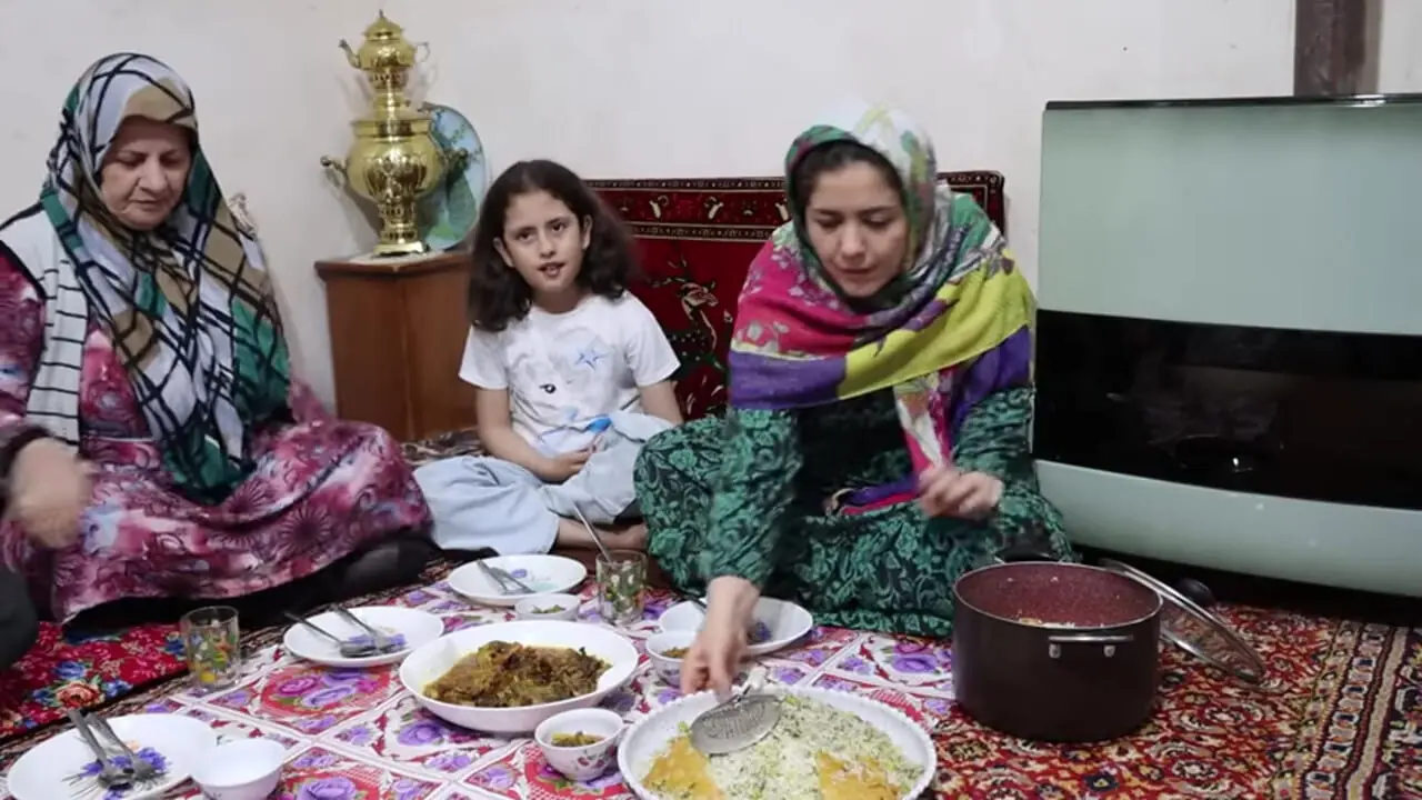 ببینید؛ غذای روستایی در ایران؛ پخت باقالی پلو با گوشت بره و دلمه بادمجان