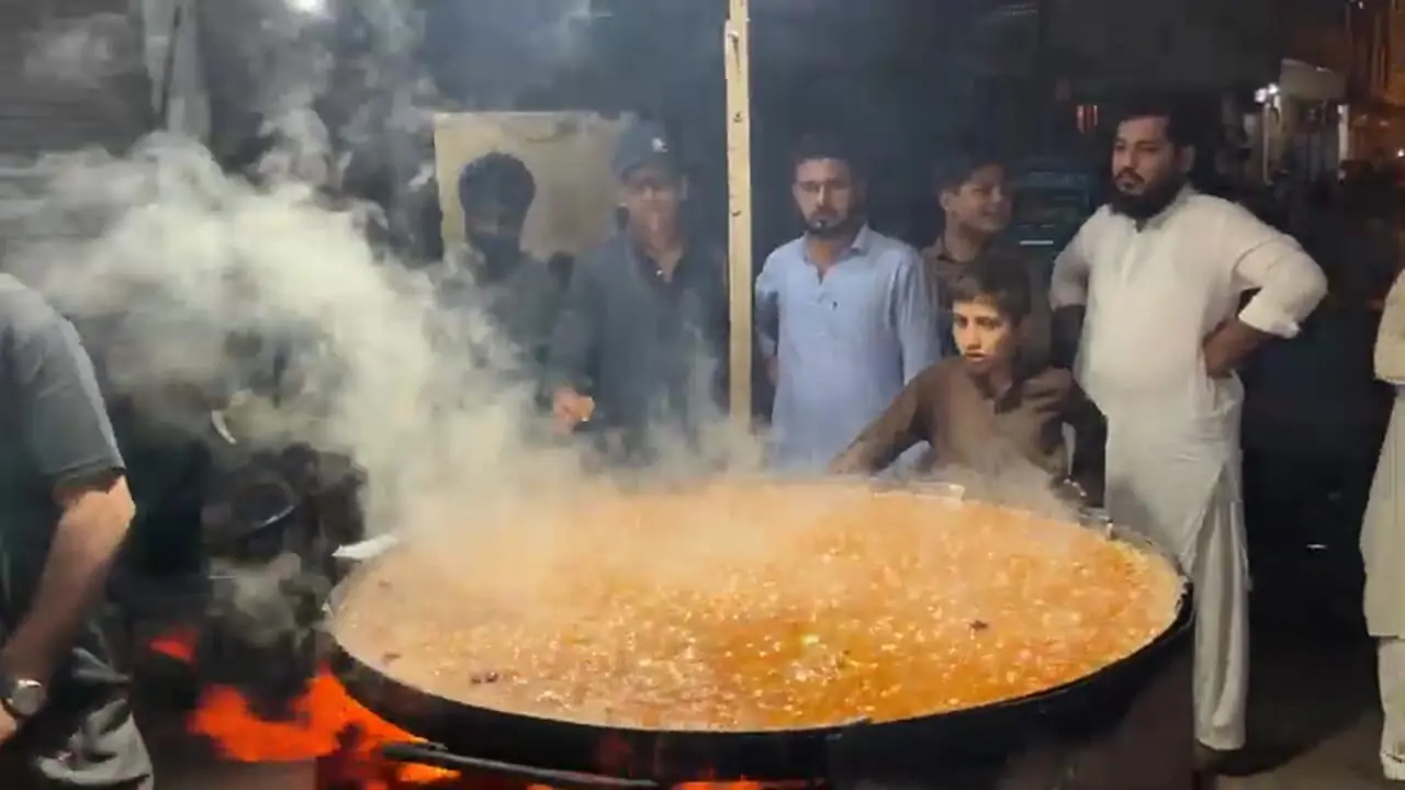ببینید؛ غذای خیابانی در پاکستان؛ پخت واویشکای تند جگر بره در کراچی