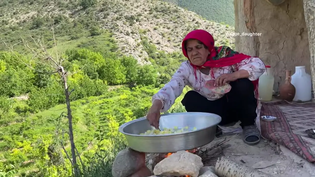 ببینید؛ غذای روستایی در ایران؛ پخت غذای محلی با جگر بره و سیب زمین در طبیعت