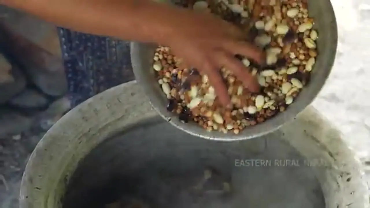 ببینید؛ غذای روستایی در نپال؛ پخت خوراک مغز استخوان در طبیعت کوهستانی