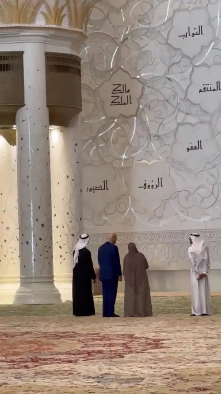 ببینید؛ ترامپ روی فرش ایرانی مسجد «شیخ زاید» قدم زد