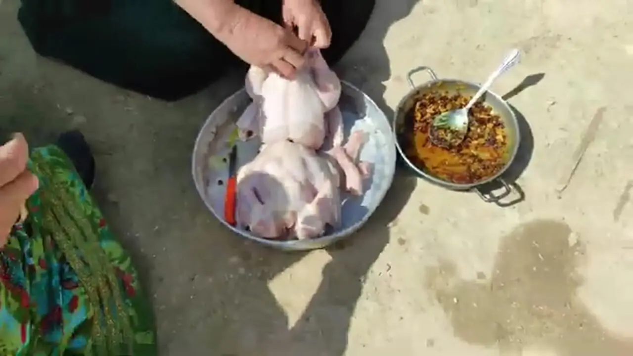 ببینید؛ غذای روستایی در ایران؛ پخت مرغ شکم پر با برنج توسط بانوی عشایر