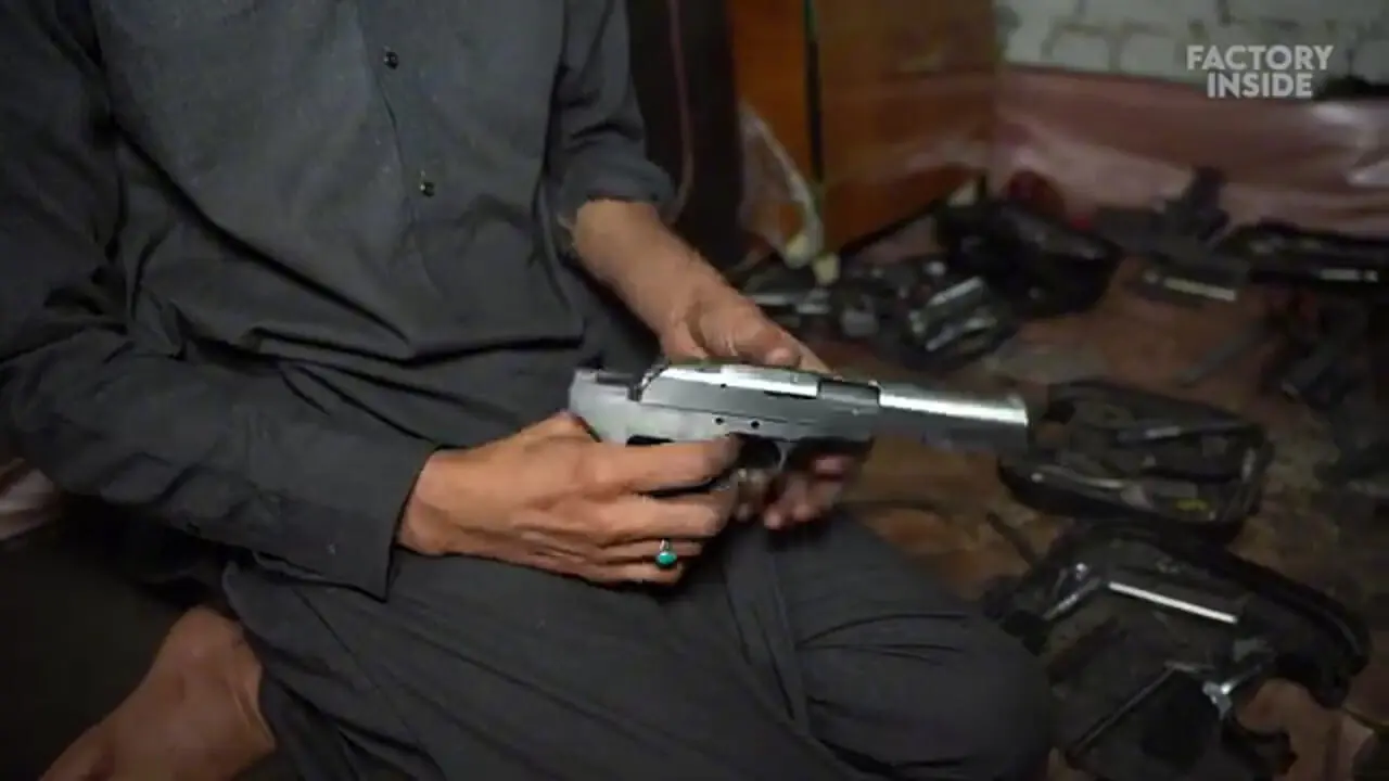 ببینید؛ مراحل تولید «تپانچه» در یک کارخانه اسلحه سازی در پاکستان