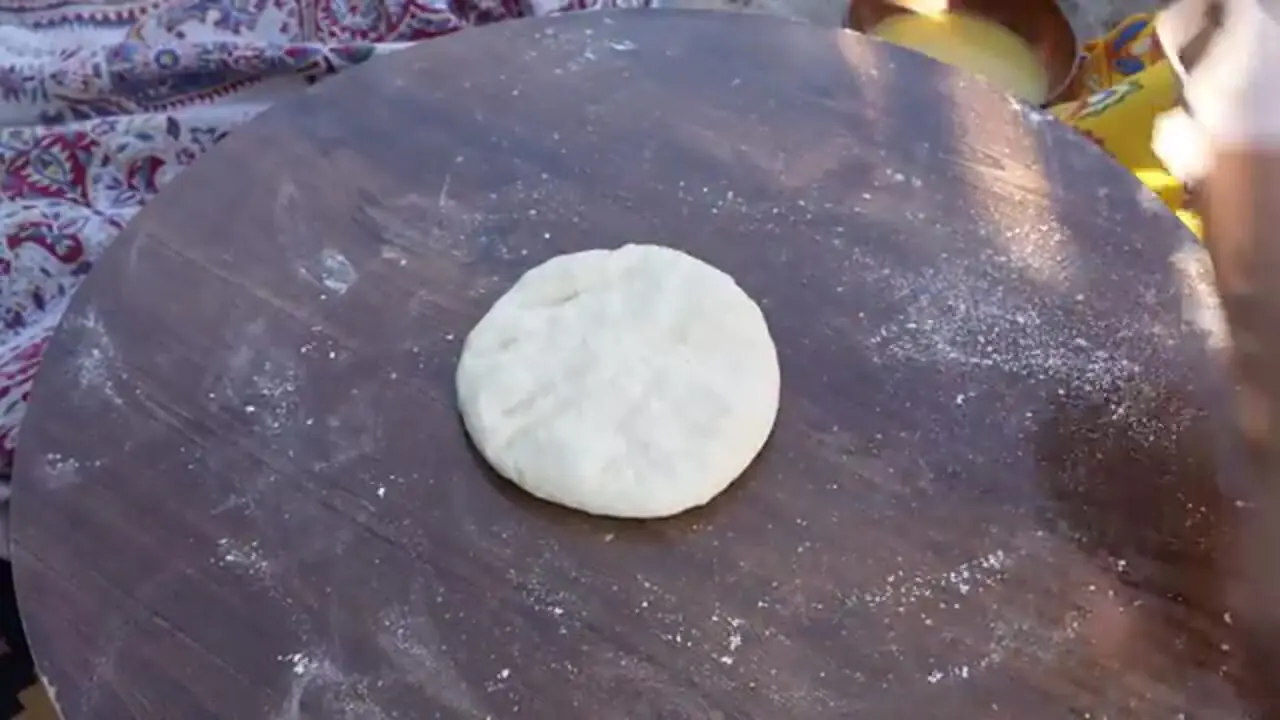 ببینید؛ غذای روستایی در ایران؛ کباب غاز شکم پر در تنور به همراه نان تازه