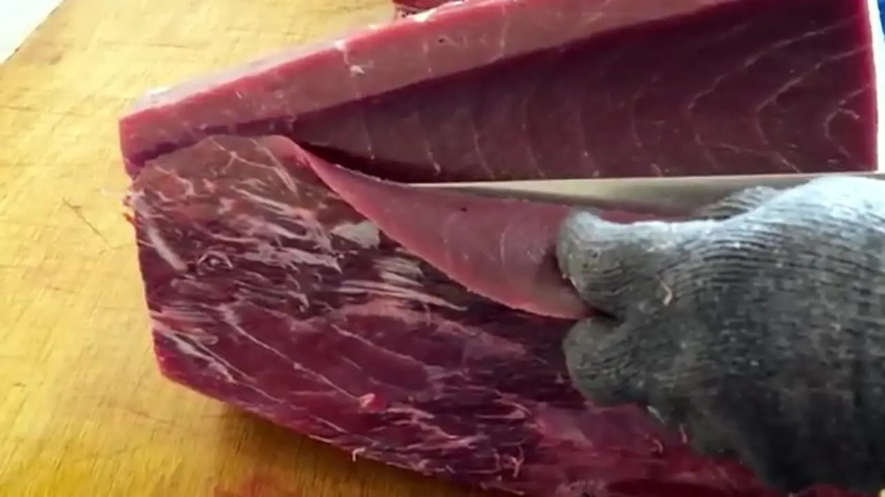 ببینید؛ مهارت تماشایی سرآشپز ژاپنی در برش ماهی تن 228 کیلوگرمی و تهیه ساشیمی