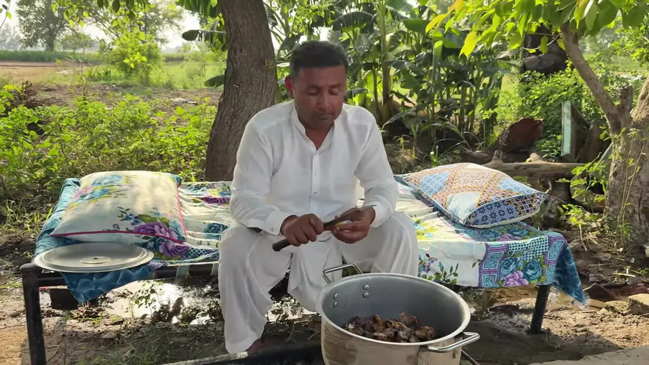 ببینید؛ غذای روستایی در پاکستان؛ پخت خوراک و کباب پیشاوری با گوشت بره کنار رودخانه